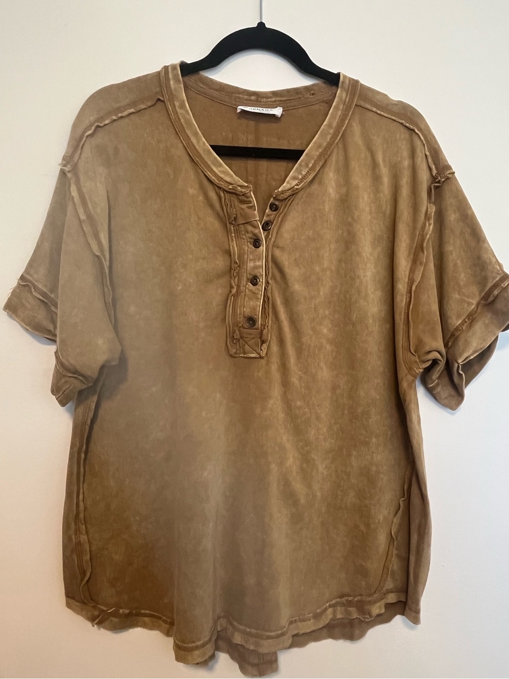 Women’s Short-Sleeve Henley Shirt in Khaki brown